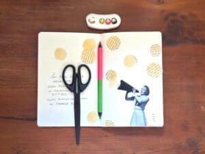 Pagine di un journal estivo decorate con collage, parole ritagliate, forbici e penna